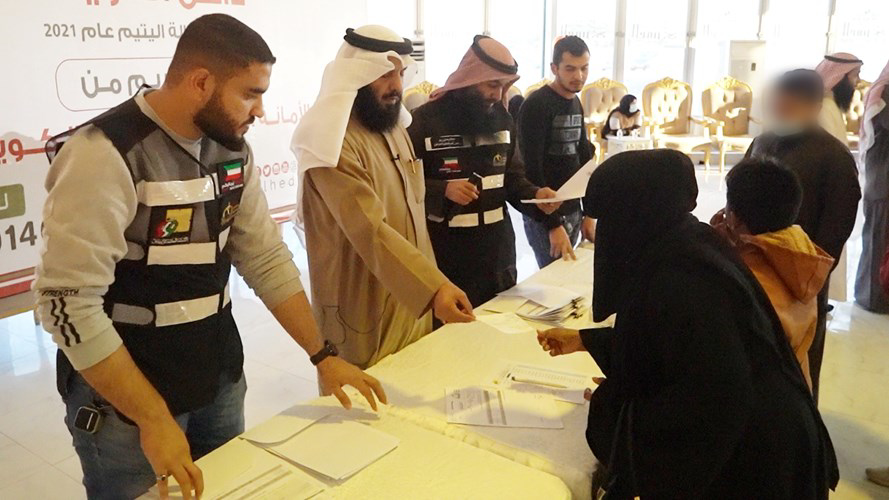 صورة الهداية الخيرية وزعت المساعدات المالية على 140 يتيماً و 62 أسرة داخل الكويت